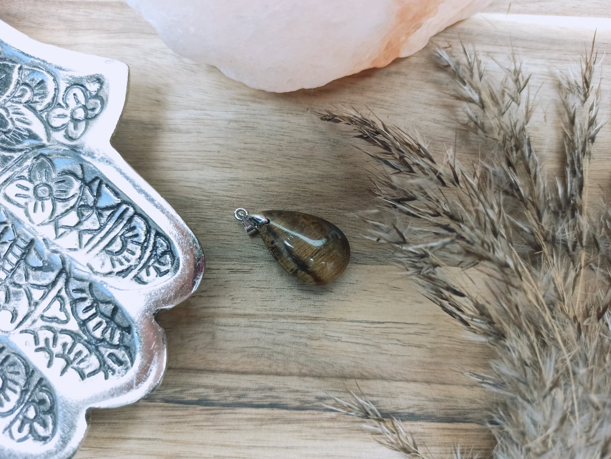 Tijgeroog edelsteen hanger druppel | 25 mm – curated crystal by Marga Jacobs | rust, symboliek en intuïtieve zelfzorg