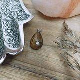 Tijgeroog edelsteen hanger druppel | 25 mm – curated crystal by Marga Jacobs | rust, symboliek en intuïtieve zelfzorg