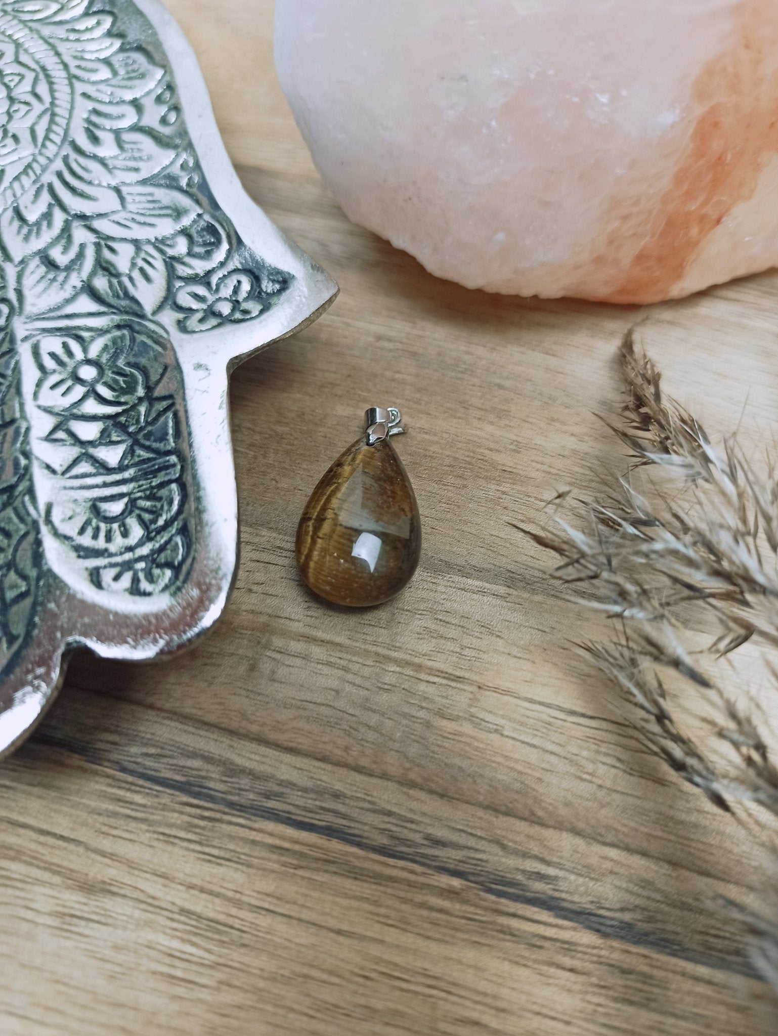 Tijgeroog edelsteen hanger druppel | 25 mm – curated crystal by Marga Jacobs | rust, symboliek en intuïtieve zelfzorg