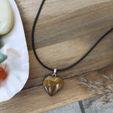 Tijgeroog edelsteen hanger hart | 20 mm – curated crystal by Marga Jacobs | rust, symboliek en intuïtieve zelfzorg