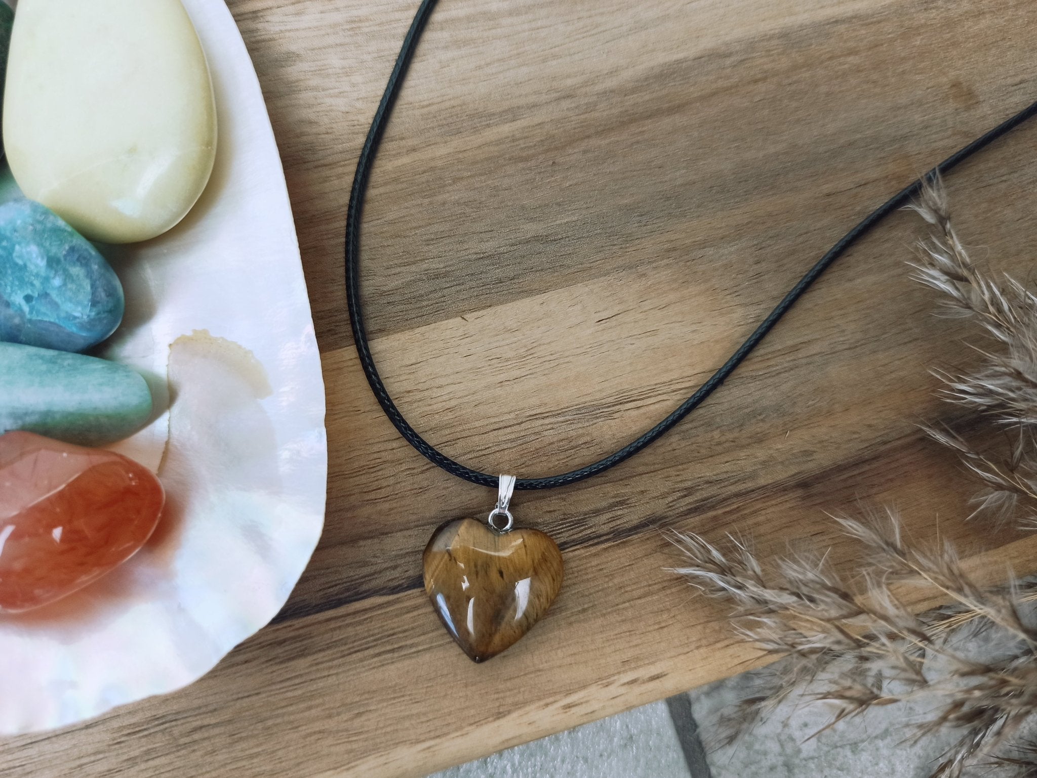 Tijgeroog edelsteen hanger hart | 20 mm – curated crystal by Marga Jacobs | rust, symboliek en intuïtieve zelfzorg