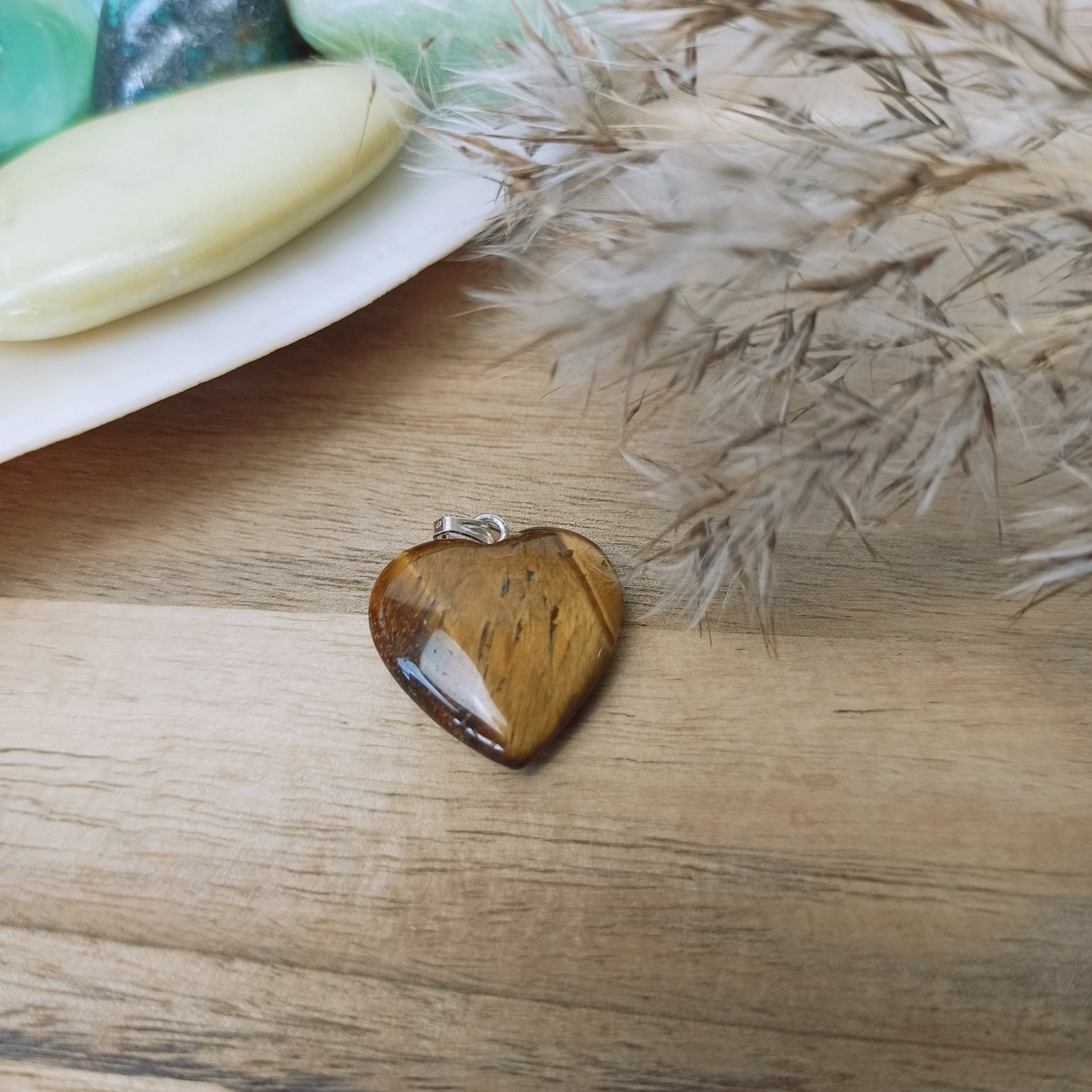 Tijgeroog edelsteen hanger hart | 20 mm – curated crystal by Marga Jacobs | rust, symboliek en intuïtieve zelfzorg