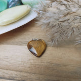 Tijgeroog edelsteen hanger hart | 20 mm – curated crystal by Marga Jacobs | rust, symboliek en intuïtieve zelfzorg