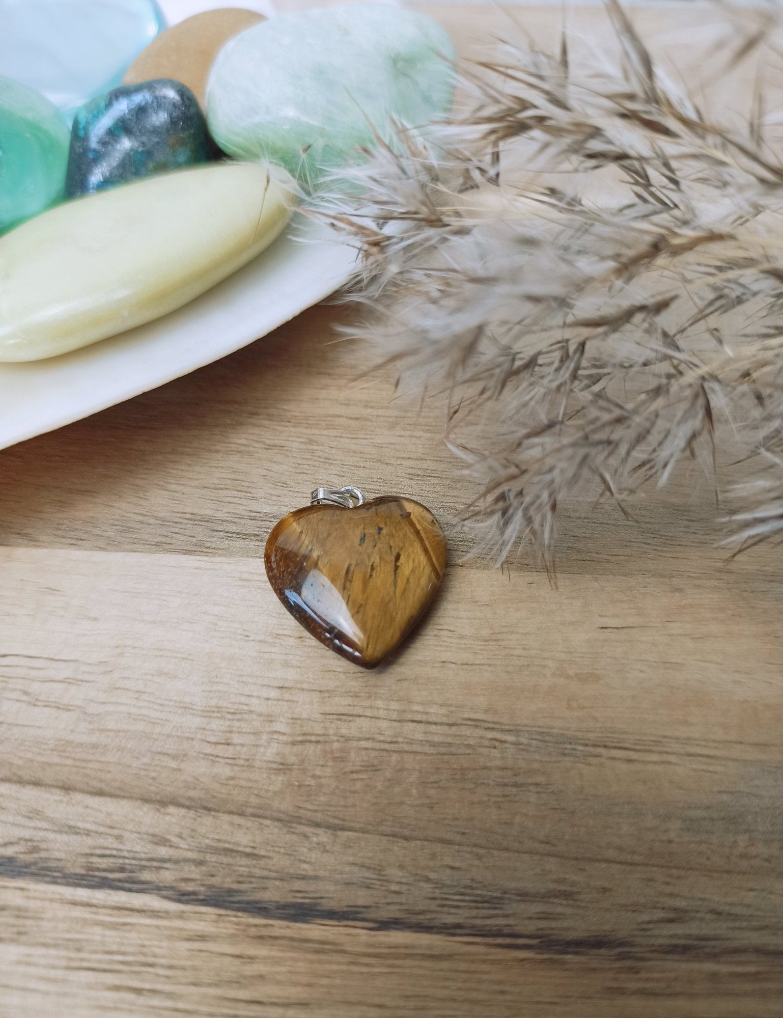 Tijgeroog edelsteen hanger hart | 20 mm – curated crystal by Marga Jacobs | rust, symboliek en intuïtieve zelfzorg