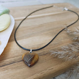 Tijgeroog edelsteen hanger hart | 20 mm – curated crystal by Marga Jacobs | rust, symboliek en intuïtieve zelfzorg