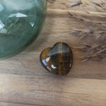 Tijgeroog hart | 3 cm – curated crystal by Marga Jacobs | rust, symboliek en intuïtieve zelfzorg
