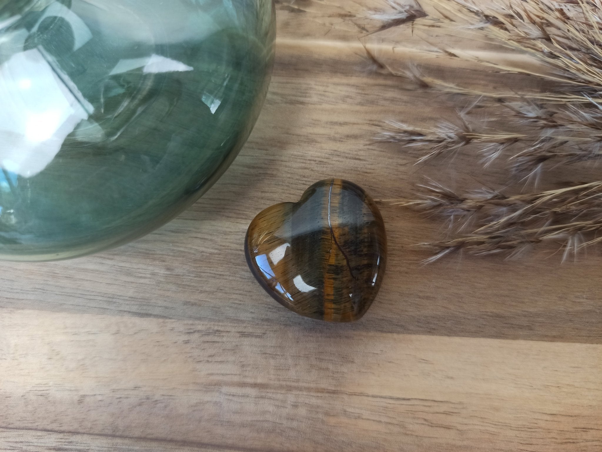 Tijgeroog hart | 3 cm – curated crystal by Marga Jacobs | rust, symboliek en intuïtieve zelfzorg