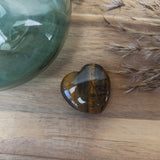 Tijgeroog hart | 3 cm – curated crystal by Marga Jacobs | rust, symboliek en intuïtieve zelfzorg