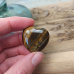 Tijgeroog hart | 3 cm – curated crystal by Marga Jacobs | rust, symboliek en intuïtieve zelfzorg