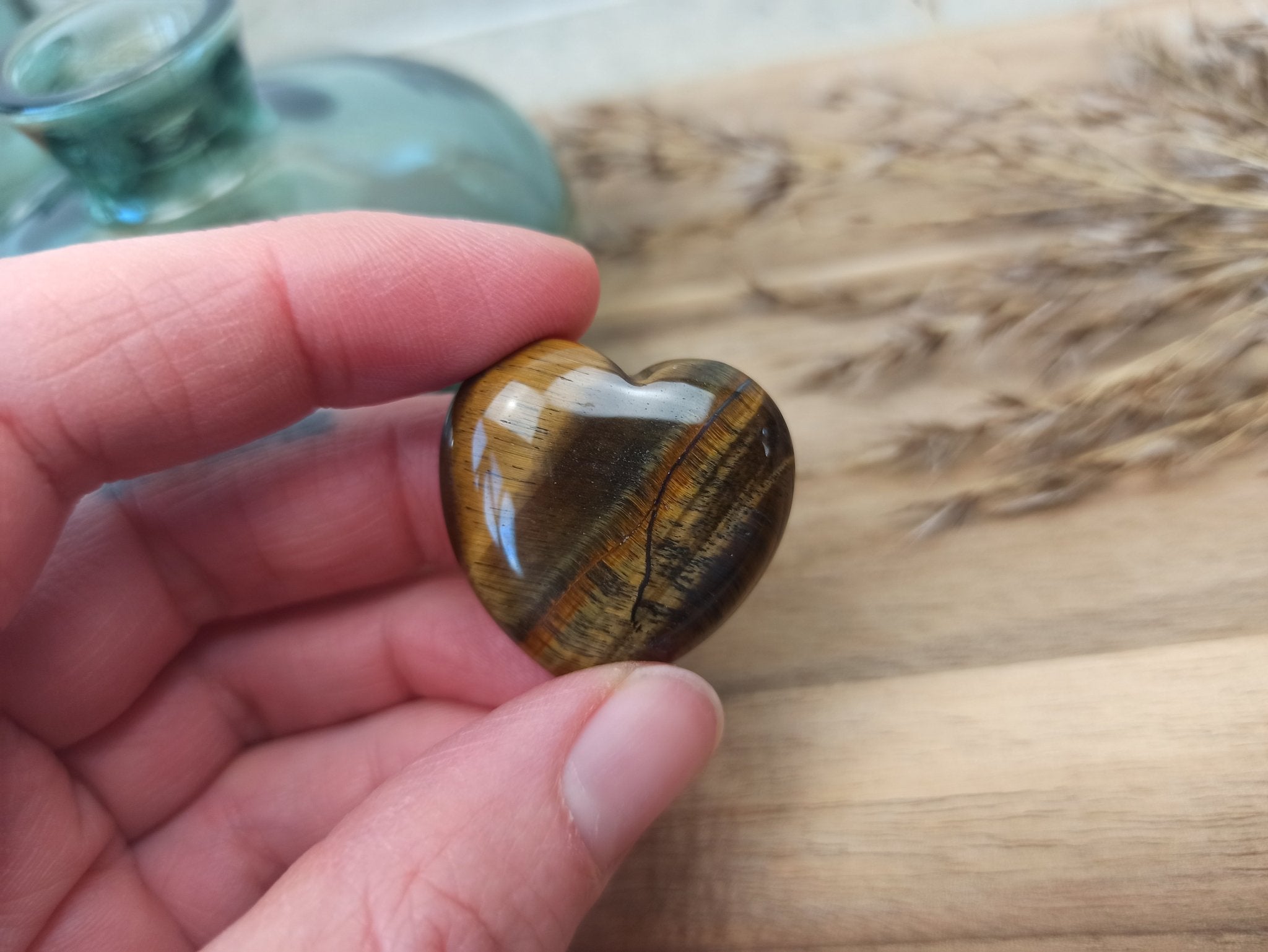 Tijgeroog hart | 3 cm – curated crystal by Marga Jacobs | rust, symboliek en intuïtieve zelfzorg