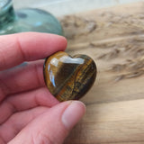 Tijgeroog hart | 3 cm – curated crystal by Marga Jacobs | rust, symboliek en intuïtieve zelfzorg