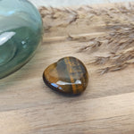 Tijgeroog hart | 3 cm – curated crystal by Marga Jacobs | rust, symboliek en intuïtieve zelfzorg