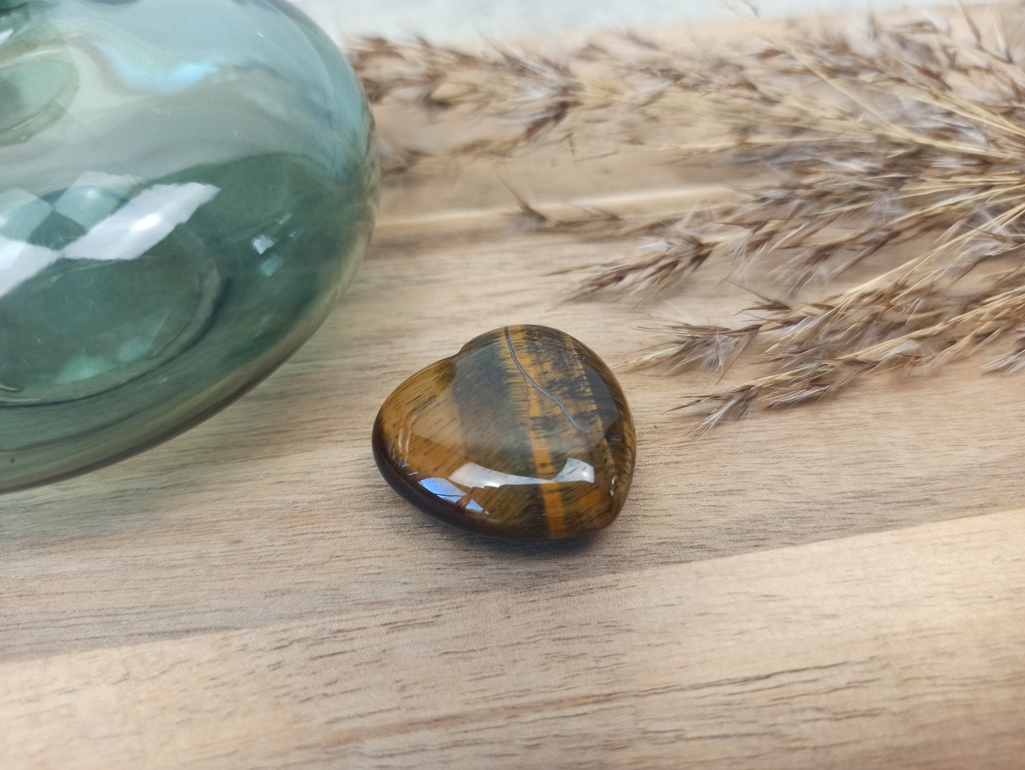 Tijgeroog hart | 3 cm – curated crystal by Marga Jacobs | rust, symboliek en intuïtieve zelfzorg