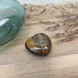 Tijgeroog hart | 3 cm – curated crystal by Marga Jacobs | rust, symboliek en intuïtieve zelfzorg
