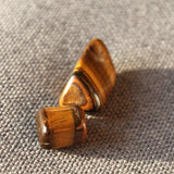 Tijgeroog trommelstenen – curated crystal by Marga Jacobs | rust, symboliek en intuïtieve zelfzorg