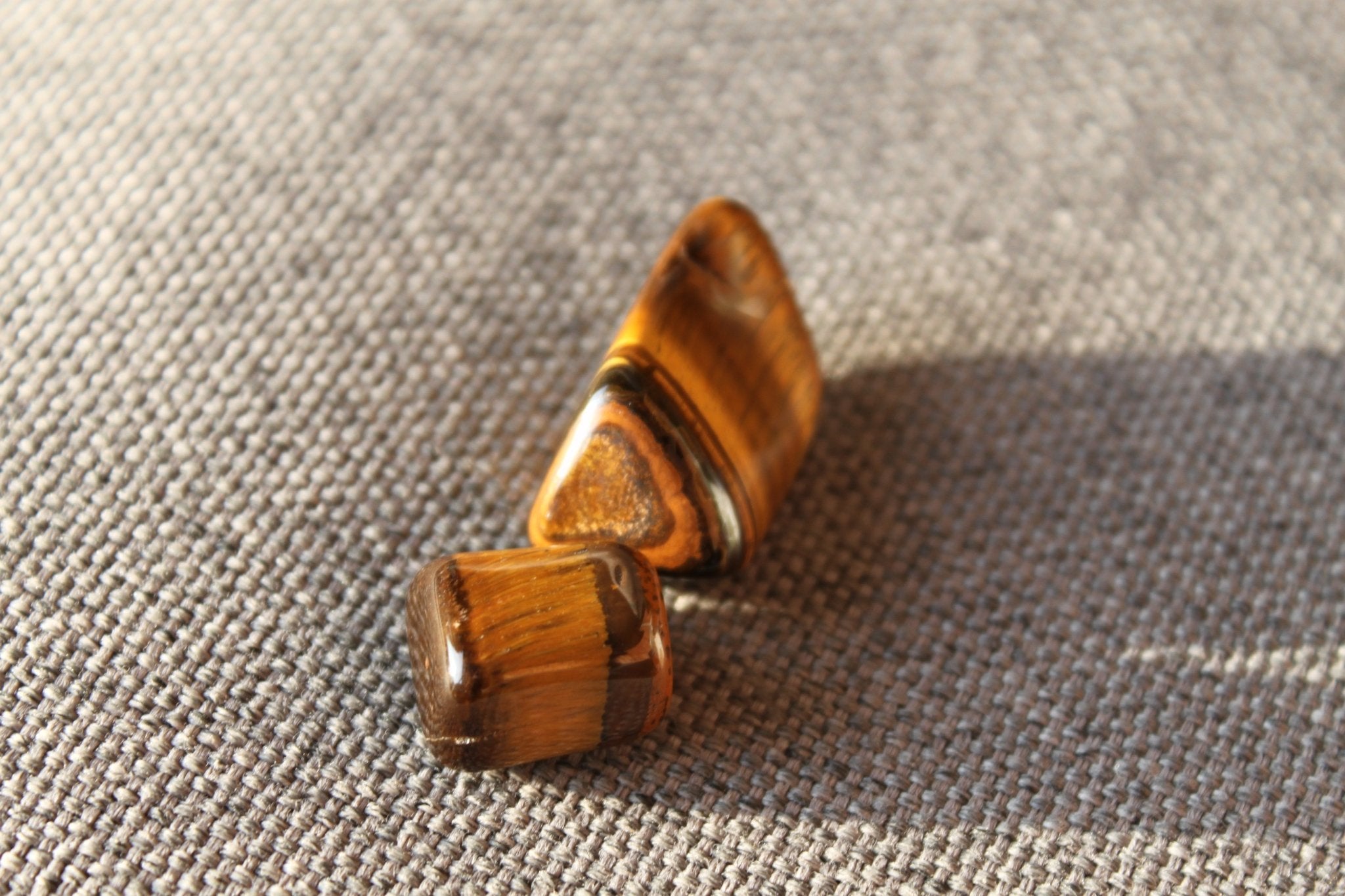 Tijgeroog trommelstenen – curated crystal by Marga Jacobs | rust, symboliek en intuïtieve zelfzorg