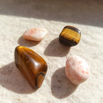 Tijgeroog trommelstenen – curated crystal by Marga Jacobs | rust, symboliek en intuïtieve zelfzorg