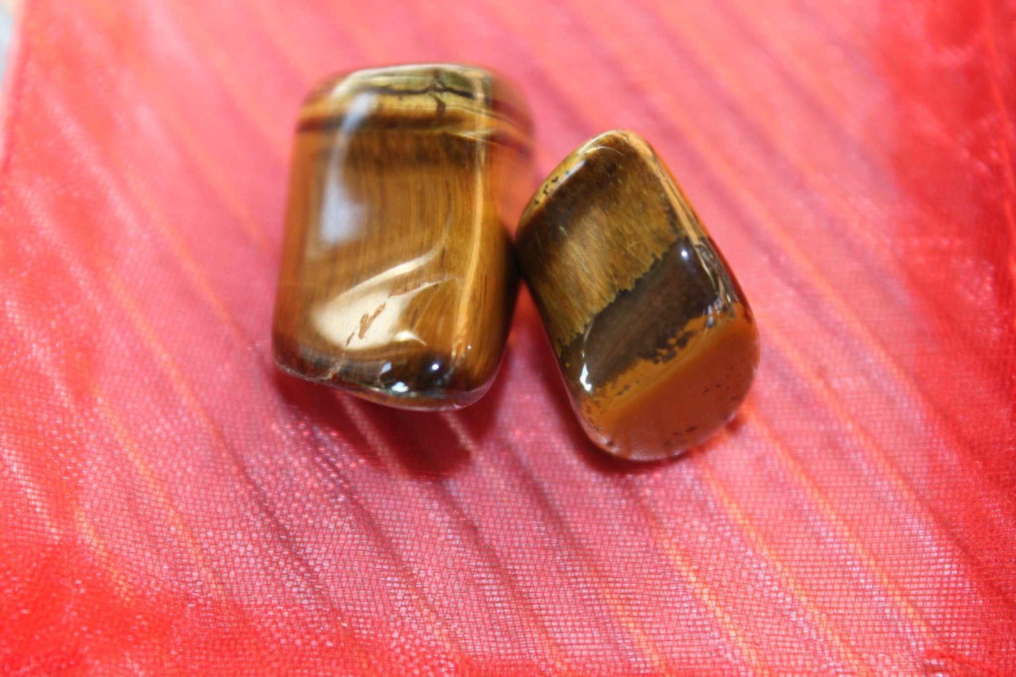 Tijgeroog trommelstenen – curated crystal by Marga Jacobs | rust, symboliek en intuïtieve zelfzorg