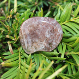 Titaniumkwarts trommelstenen – curated crystal by Marga Jacobs | rust, symboliek en intuïtieve zelfzorg