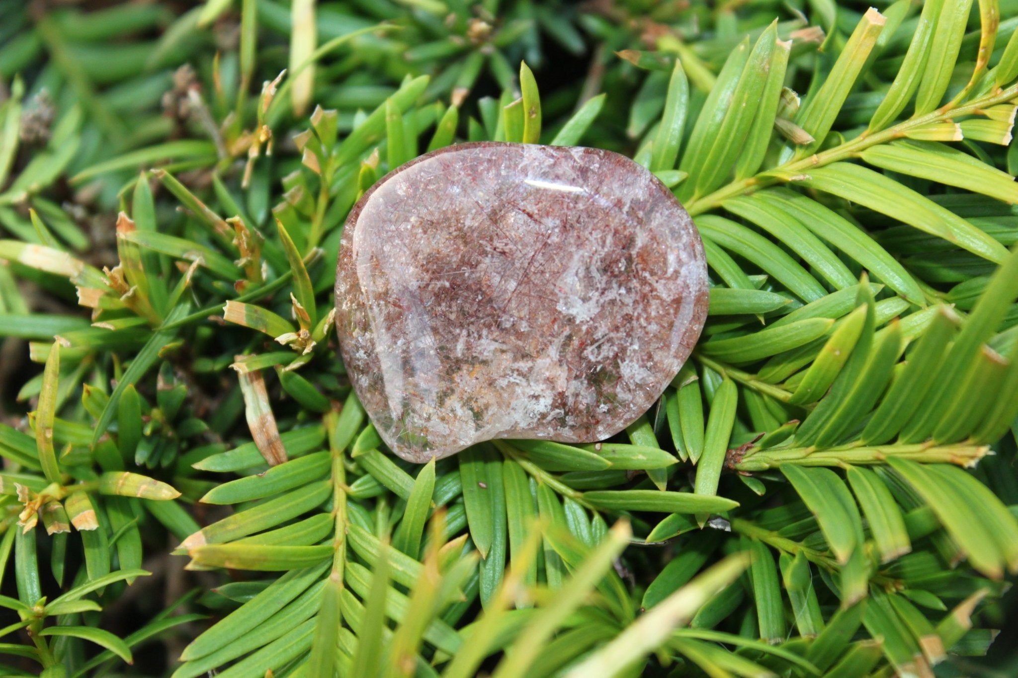 Titaniumkwarts trommelstenen – curated crystal by Marga Jacobs | rust, symboliek en intuïtieve zelfzorg