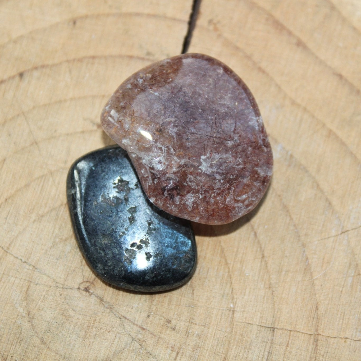 Titaniumkwarts trommelstenen – curated crystal by Marga Jacobs | rust, symboliek en intuïtieve zelfzorg