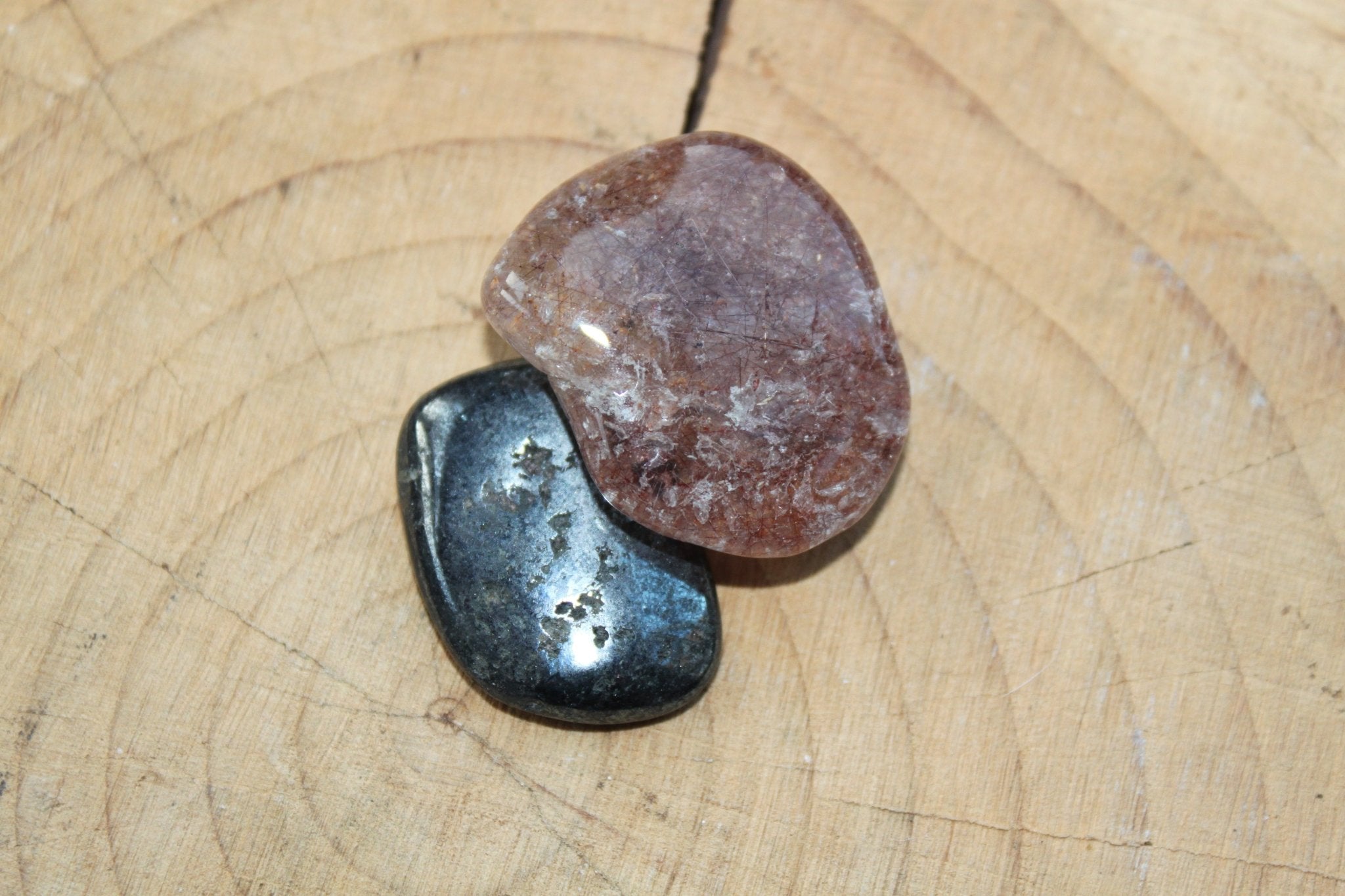 Titaniumkwarts trommelstenen – curated crystal by Marga Jacobs | rust, symboliek en intuïtieve zelfzorg