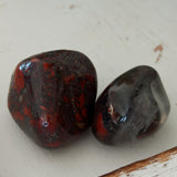 Trummer jaspis trommelstenen – curated crystal by Marga Jacobs | rust, symboliek en intuïtieve zelfzorg