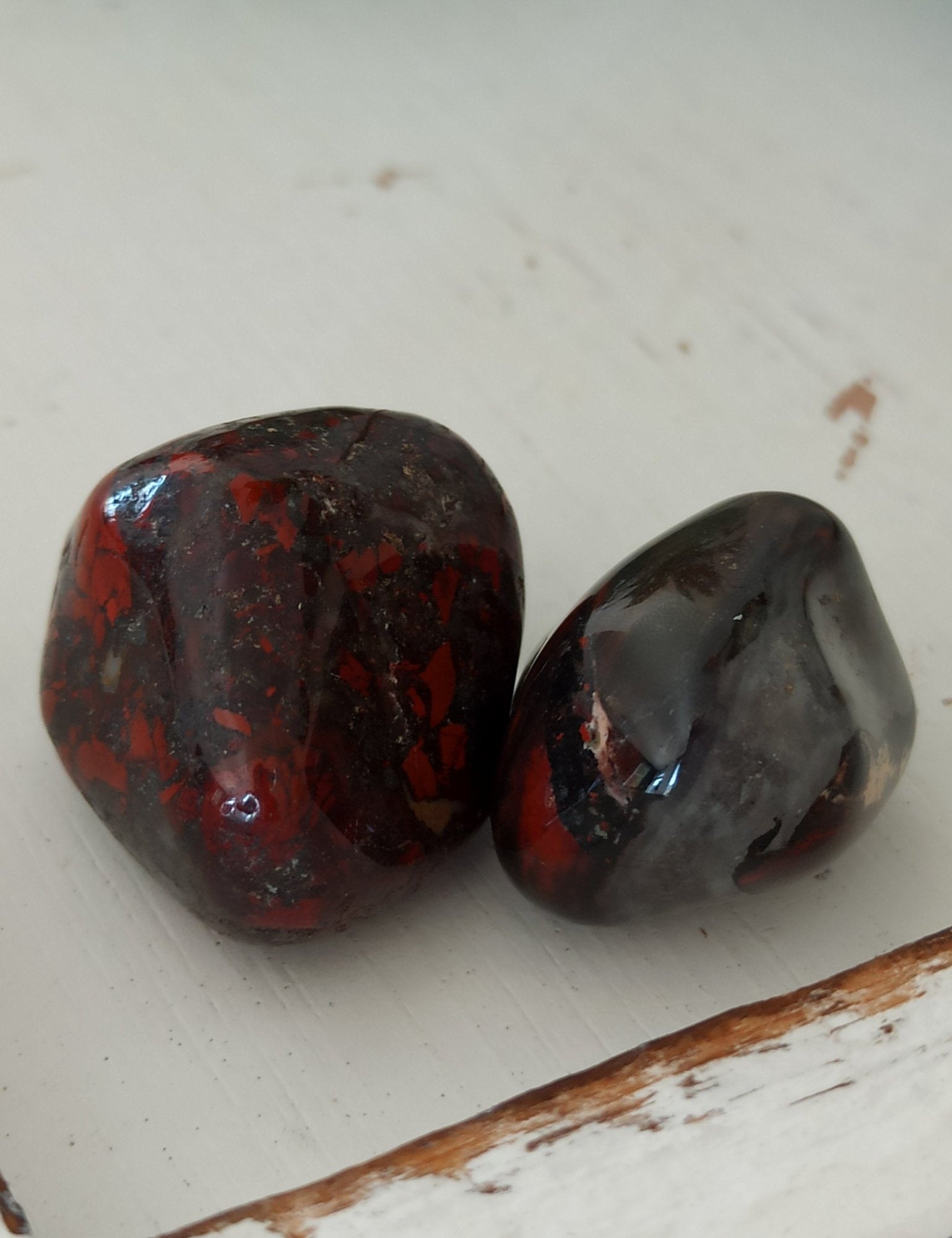 Trummer jaspis trommelstenen – curated crystal by Marga Jacobs | rust, symboliek en intuïtieve zelfzorg