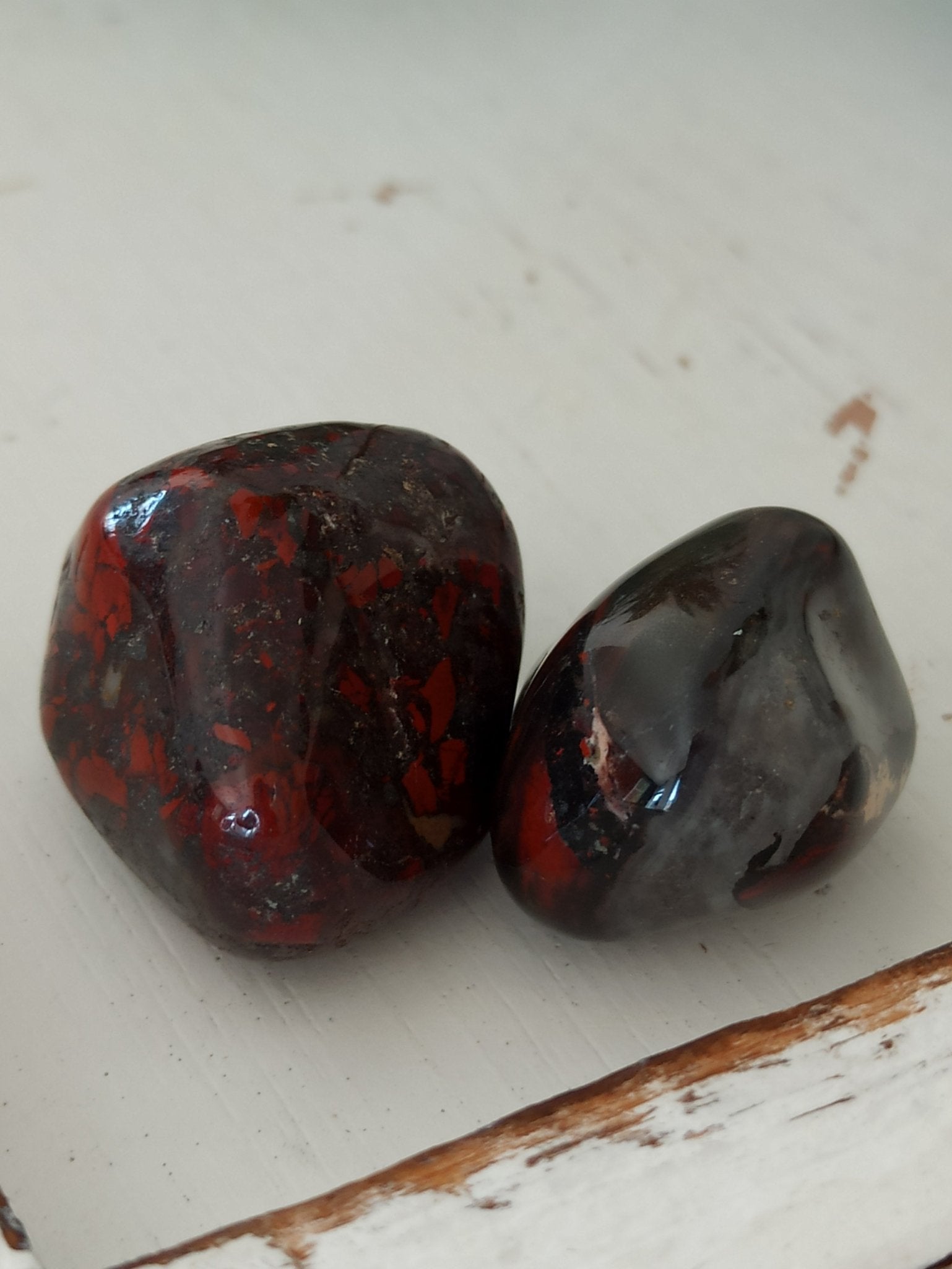 Trummer jaspis trommelstenen – curated crystal by Marga Jacobs | rust, symboliek en intuïtieve zelfzorg