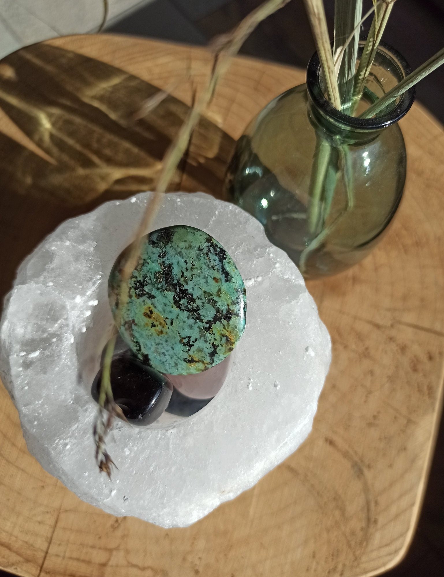 Turkoois handstenen – curated crystal by Marga Jacobs | rust, symboliek en intuïtieve zelfzorg