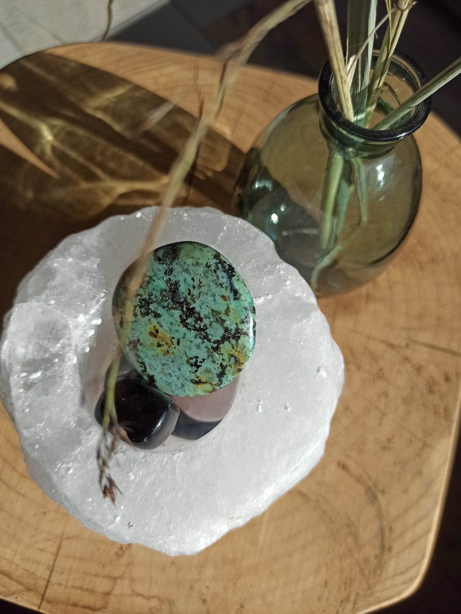 Turkoois handstenen – curated crystal by Marga Jacobs | rust, symboliek en intuïtieve zelfzorg