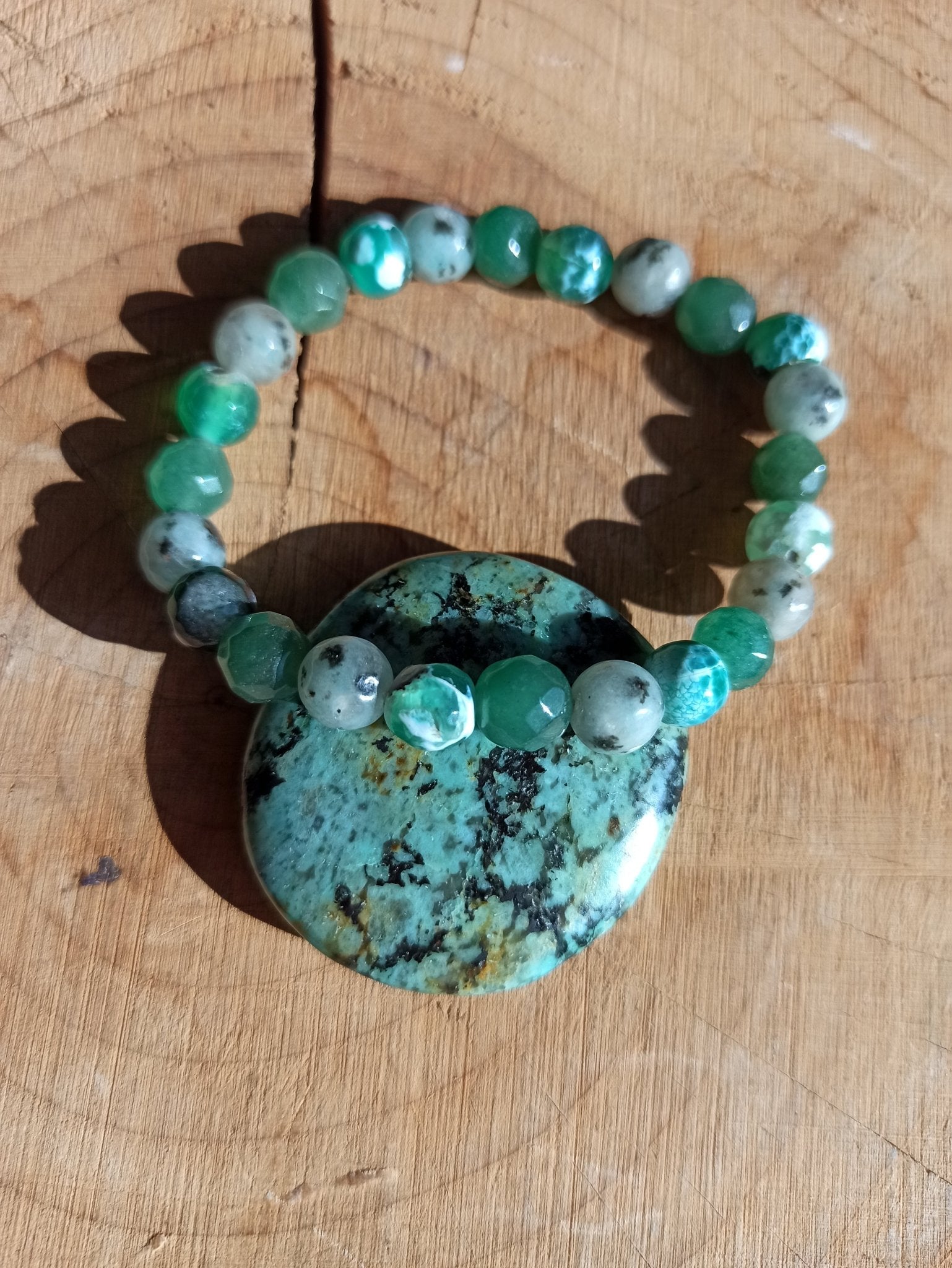 Turkoois handstenen – curated crystal by Marga Jacobs | rust, symboliek en intuïtieve zelfzorg