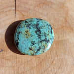 Turkoois handstenen – curated crystal by Marga Jacobs | rust, symboliek en intuïtieve zelfzorg