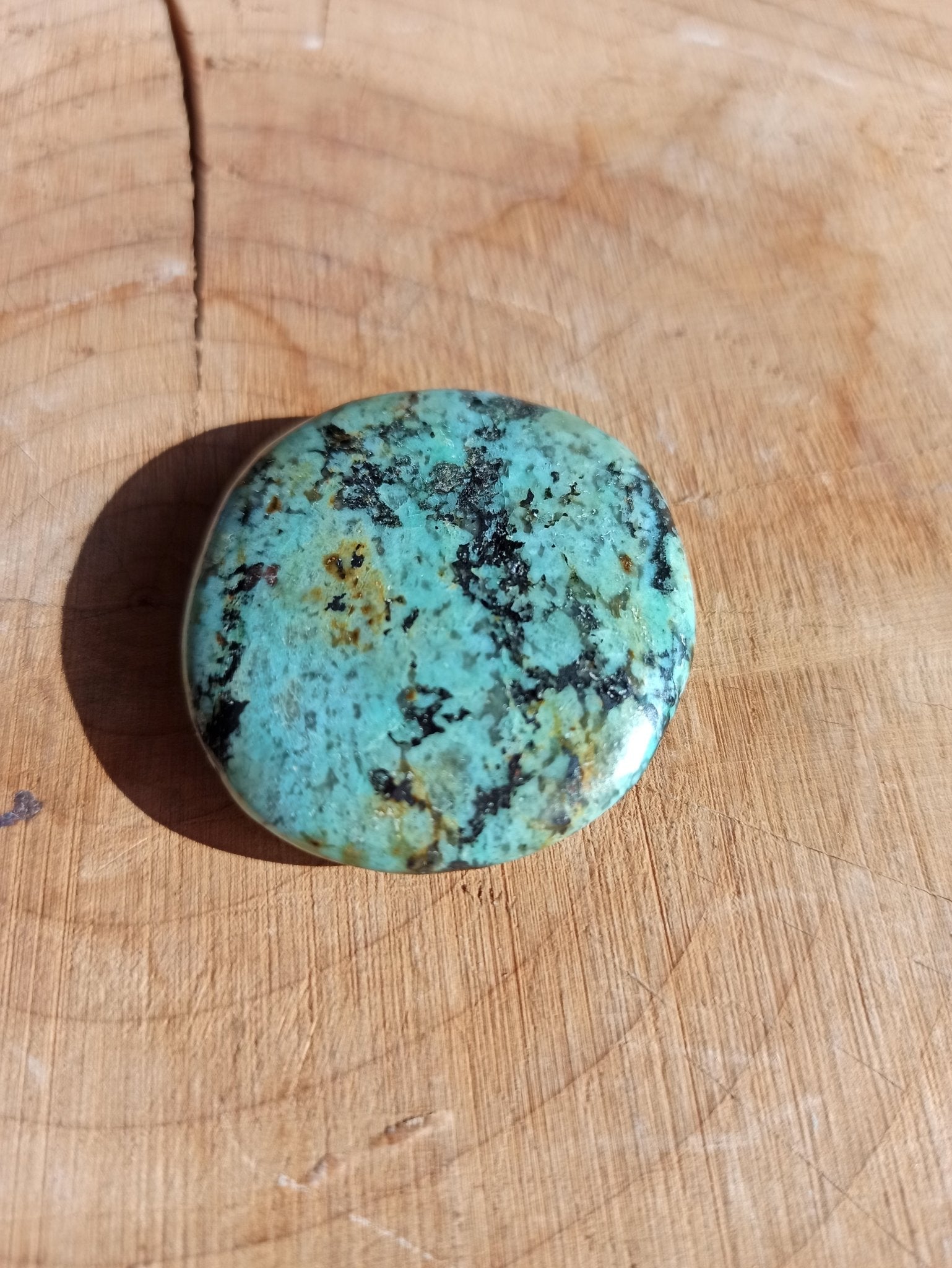 Turkoois handstenen – curated crystal by Marga Jacobs | rust, symboliek en intuïtieve zelfzorg