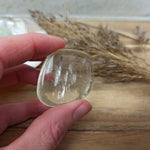 Ulexiet handstenen – curated crystal by Marga Jacobs | rust, symboliek en intuïtieve zelfzorg