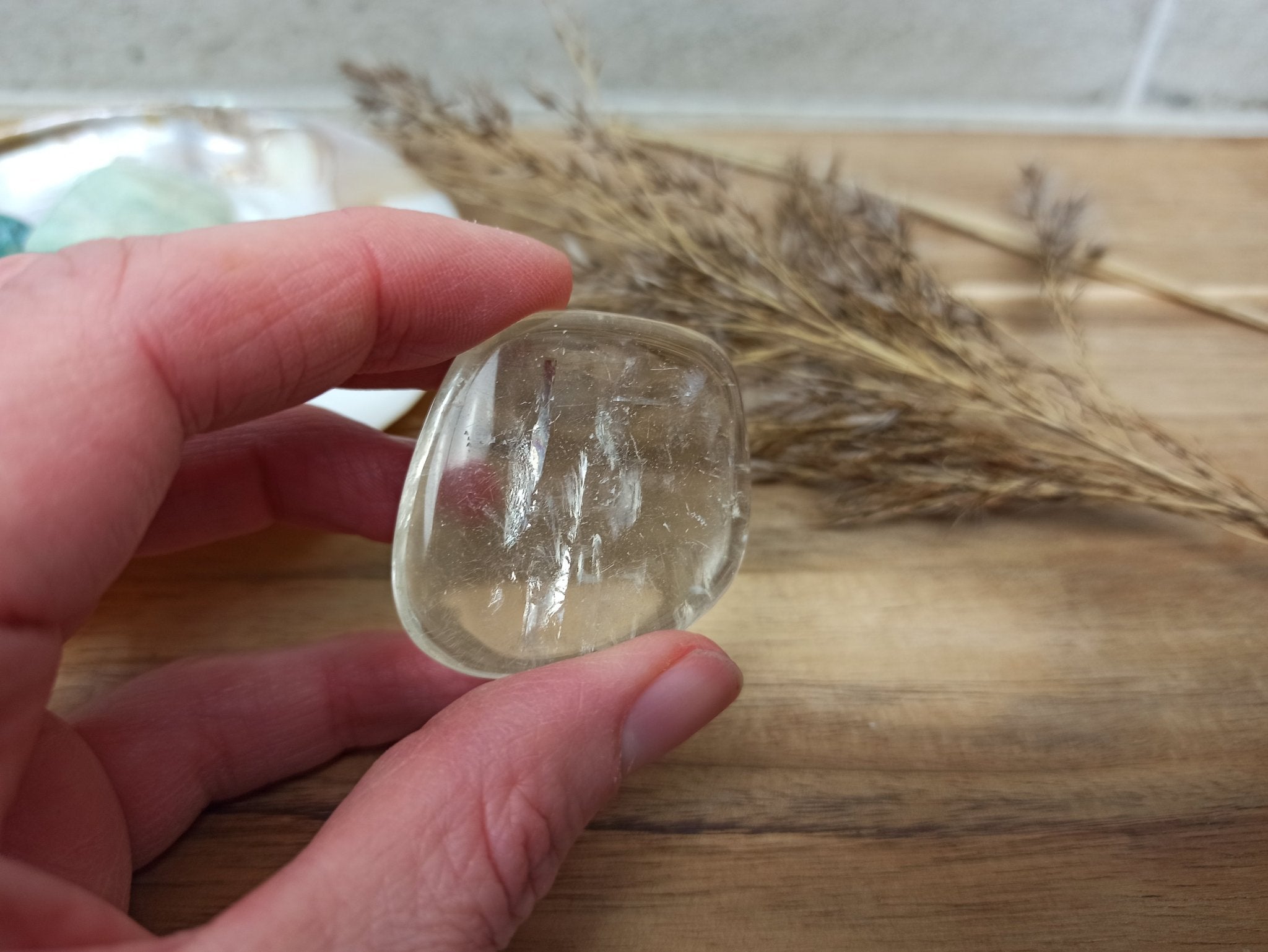 Ulexiet handstenen – curated crystal by Marga Jacobs | rust, symboliek en intuïtieve zelfzorg