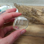 Ulexiet handstenen – curated crystal by Marga Jacobs | rust, symboliek en intuïtieve zelfzorg