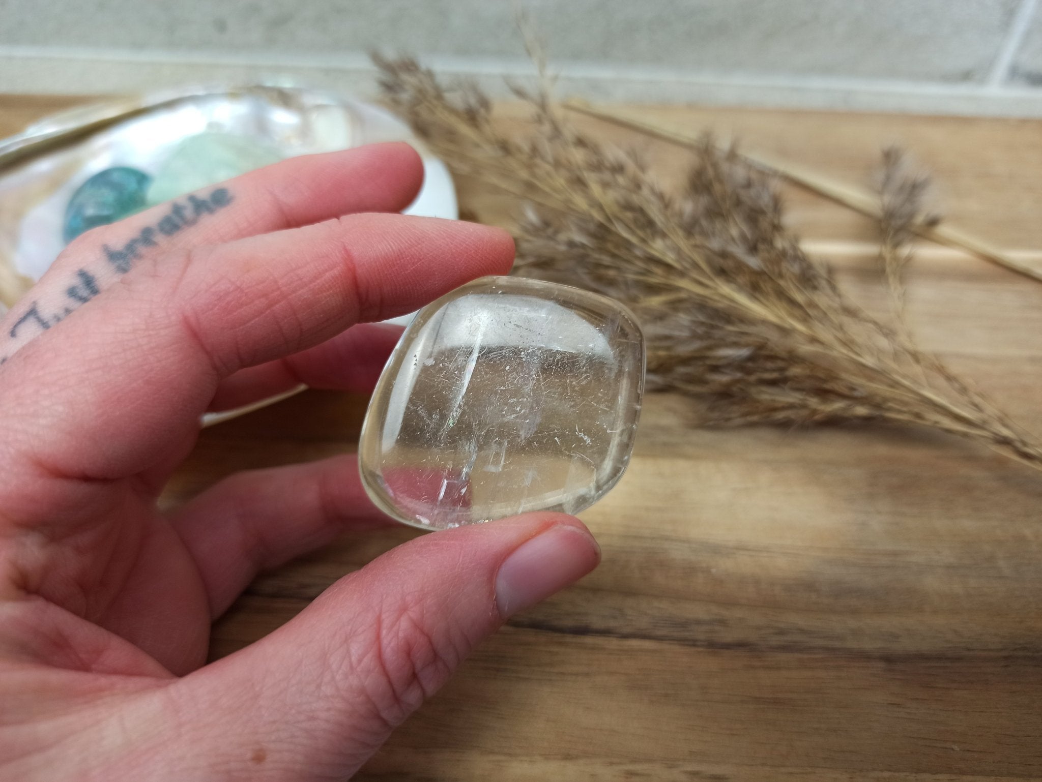 Ulexiet handstenen – curated crystal by Marga Jacobs | rust, symboliek en intuïtieve zelfzorg