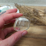 Ulexiet handstenen – curated crystal by Marga Jacobs | rust, symboliek en intuïtieve zelfzorg