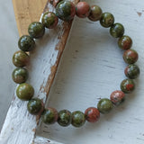 Unakiet edelsteen armband | 8 mm – curated crystal by Marga Jacobs | rust, symboliek en intuïtieve zelfzorg