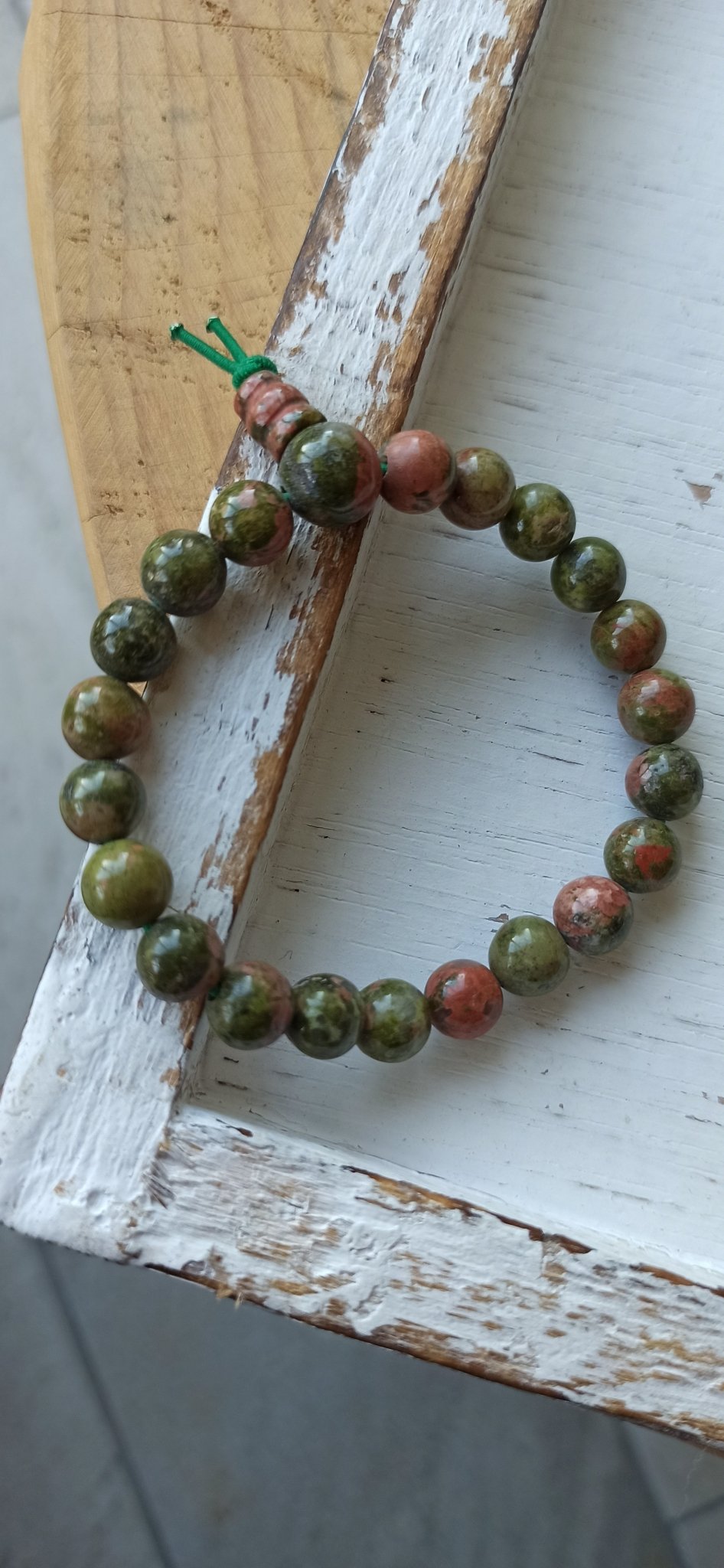 Unakiet edelsteen armband | 8 mm – curated crystal by Marga Jacobs | rust, symboliek en intuïtieve zelfzorg