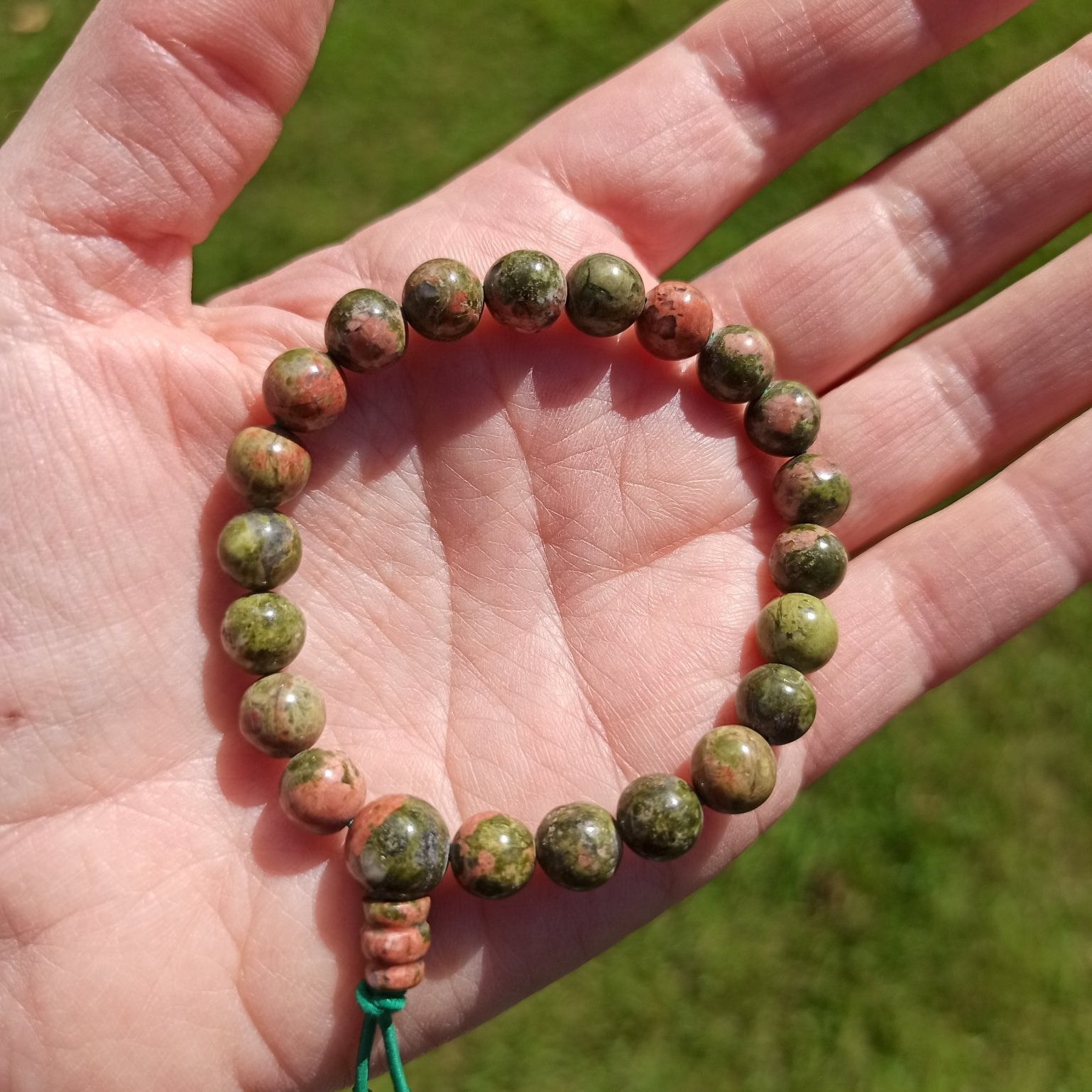 Unakiet edelsteen armband | 8 mm – curated crystal by Marga Jacobs | rust, symboliek en intuïtieve zelfzorg