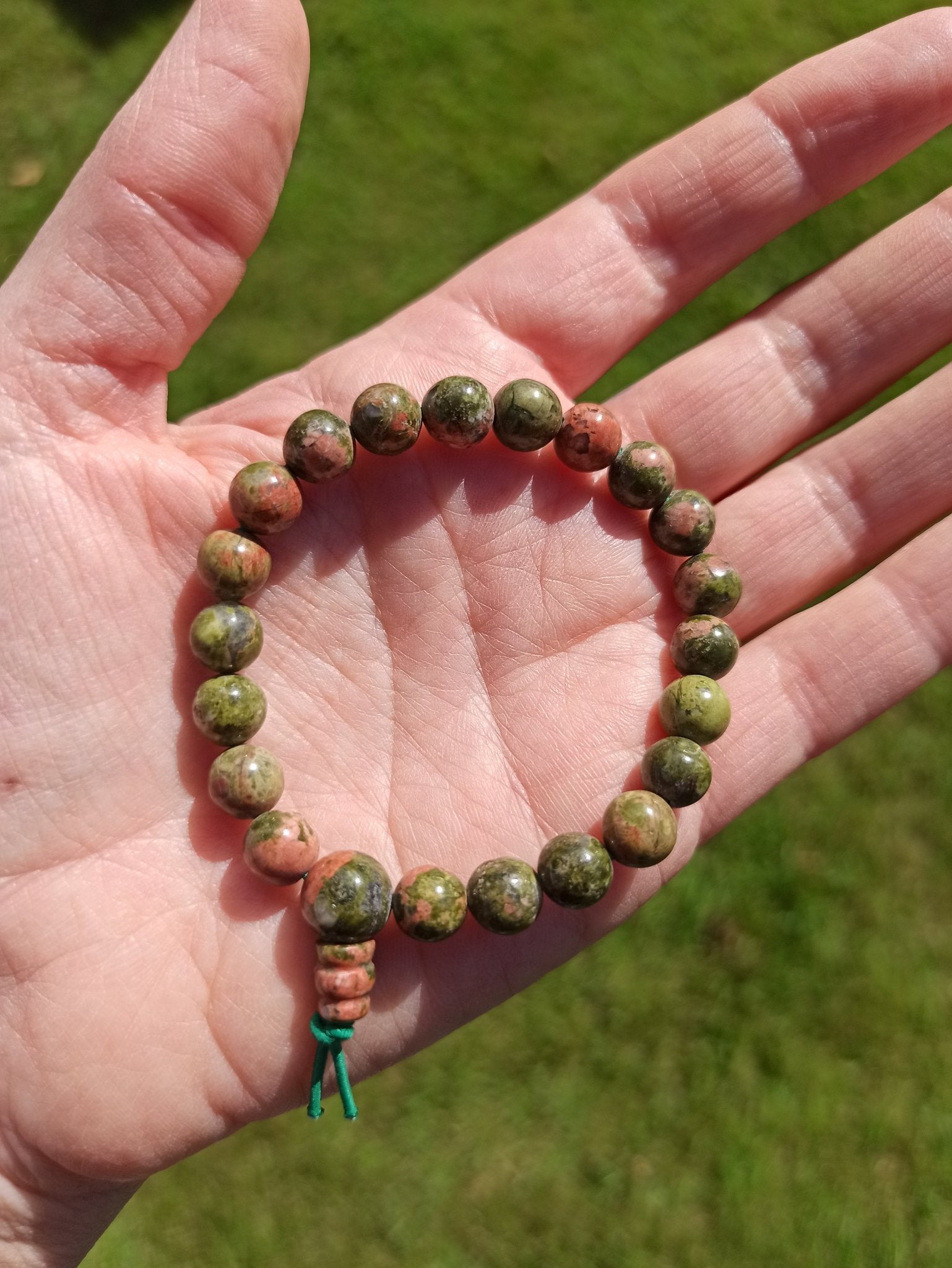 Unakiet edelsteen armband | 8 mm – curated crystal by Marga Jacobs | rust, symboliek en intuïtieve zelfzorg