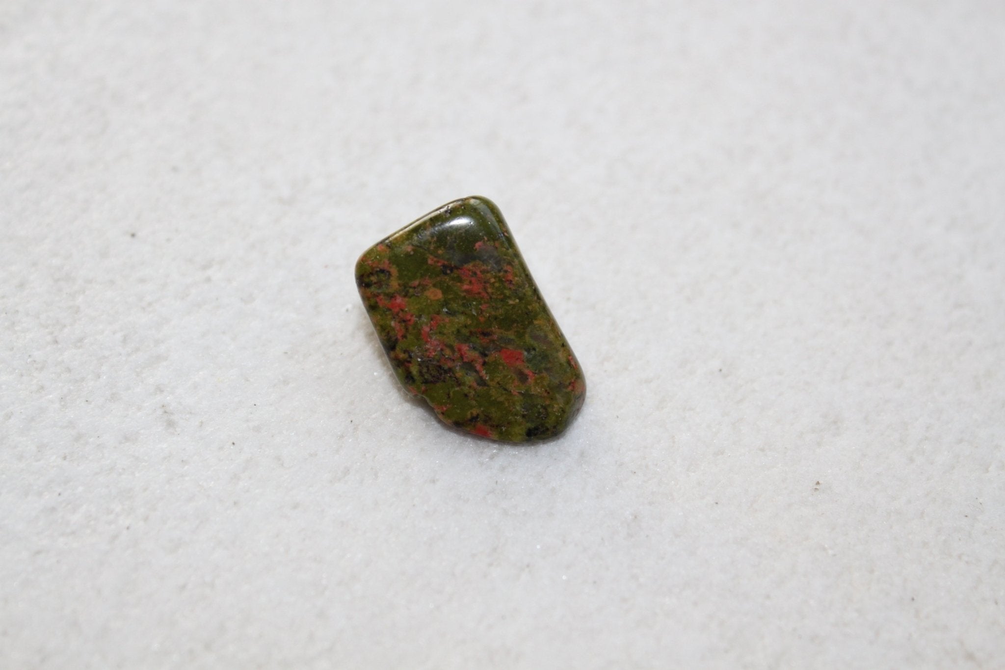 Unakiet trommelstenen – curated crystal by Marga Jacobs | rust, symboliek en intuïtieve zelfzorg