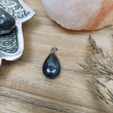 Valkenoog edelsteen hanger druppel | 25 mm – curated crystal by Marga Jacobs | rust, symboliek en intuïtieve zelfzorg