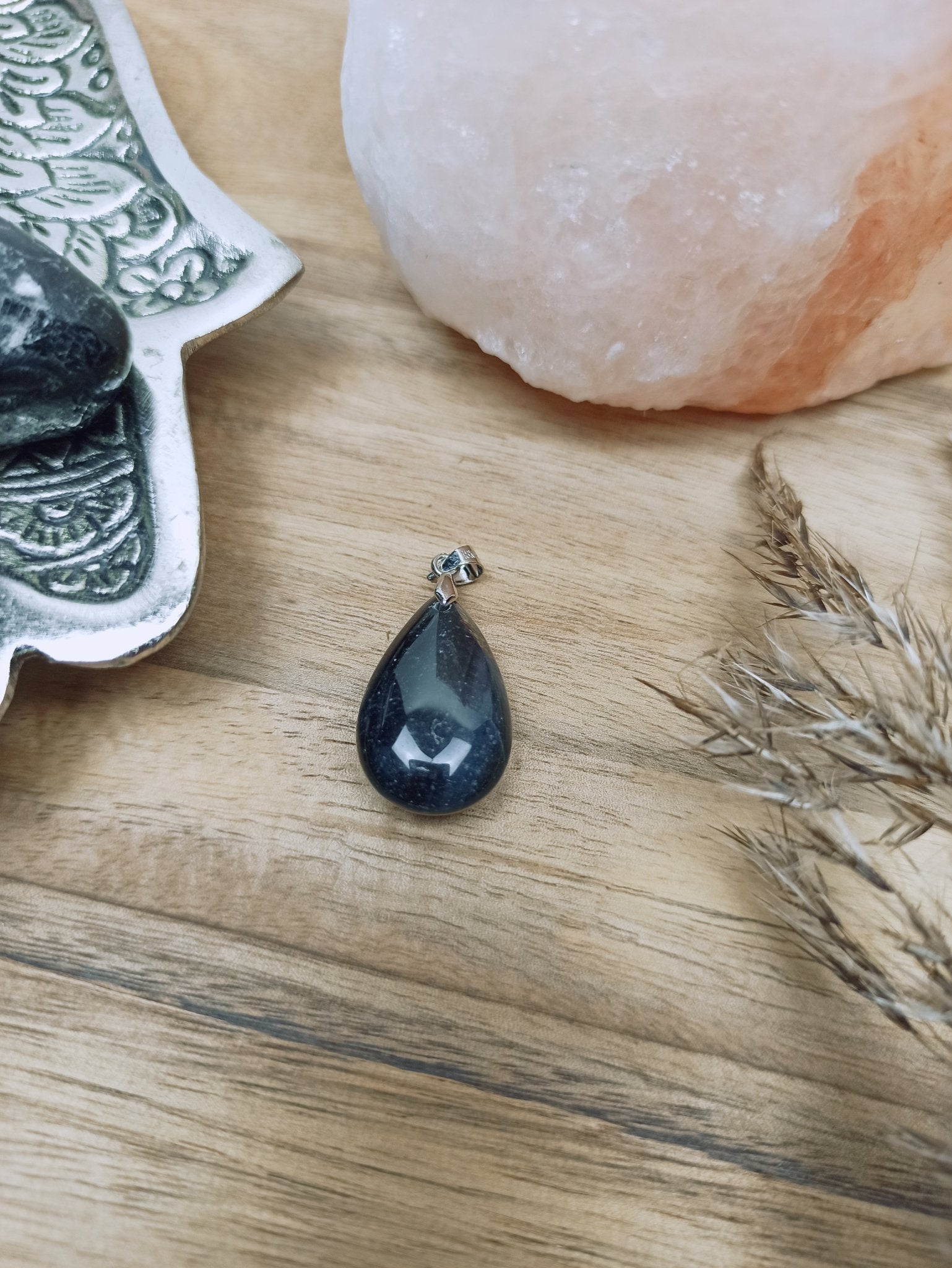 Valkenoog edelsteen hanger druppel | 25 mm – curated crystal by Marga Jacobs | rust, symboliek en intuïtieve zelfzorg