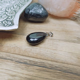 Valkenoog edelsteen hanger druppel | 25 mm – curated crystal by Marga Jacobs | rust, symboliek en intuïtieve zelfzorg