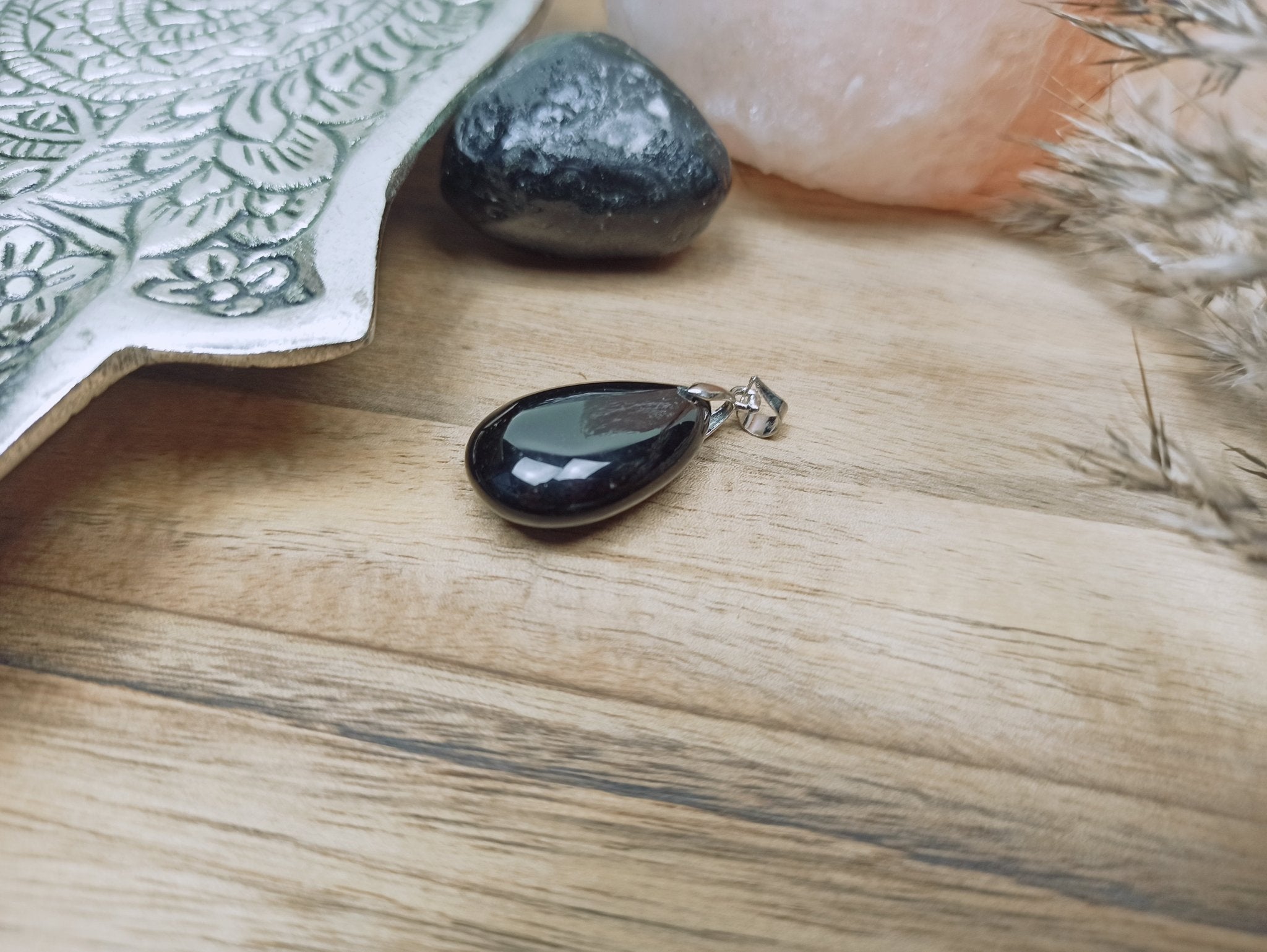 Valkenoog edelsteen hanger druppel | 25 mm – curated crystal by Marga Jacobs | rust, symboliek en intuïtieve zelfzorg