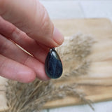 Valkenoog edelsteen hanger druppel | 25 mm – curated crystal by Marga Jacobs | rust, symboliek en intuïtieve zelfzorg