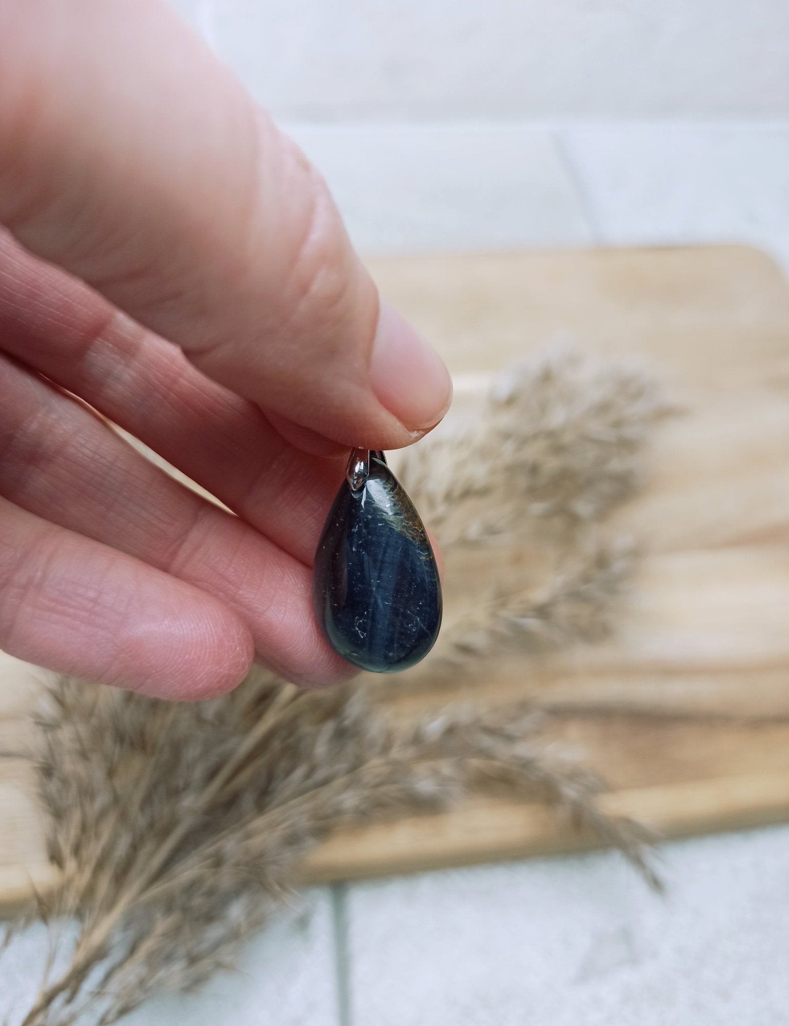 Valkenoog edelsteen hanger druppel | 25 mm – curated crystal by Marga Jacobs | rust, symboliek en intuïtieve zelfzorg